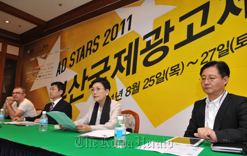 Lee Eui-ja (second from right), co-chairperson of the AD Stars executive committee, speaks during a press conference in Busan on Thursday.  AD Stars 2011\r\nLee Eui-ja (second from right), co-chairperson of the AD Stars executive committee, speaks during a press conference in Busan on Thursday.  AD Stars 2011