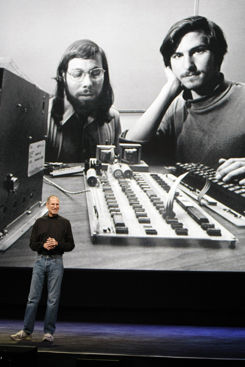 <YONHAP PHOTO-0547> FILE - In this file photo taken Jan. 27, 2010 file photo, Apple CEO Steve Jobs stands in front of a photo of himself, right, and Steve Wozniak, left, during an Apple event in San Francisco. Apple Inc. on Wednesday, Aug. 24, 2011 said Jobs is resigning as CEO, effective immediately. He will be replaced by Tim Cook, who was the company's chief operating officer. It said Jobs has been elected as Apple's chairman. (AP Photo/Paul Sakuma, file)/2011-08-25 08:16:28/ <저작권자 ⓒ 1980-2011 ㈜연합뉴스. 무단 전재 재배포 금지.>\r\nApple CEO Steve Jobs stands in front of a photo of himself (right) and Steve Wozniak (left), during an Apple event in San Francisco on Jan. 27, 2010.   AP-Yonhap News