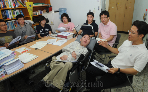 연세대 스티븐호킹 신형진.<br />이상섭 기자 babtong@heraldm.com 2011.08.17\r\nShin Hyung-jin, a researcher at the Research Center for Software Application at Yonsei University, listens to his professor with his colleagues at a seminar.  Lee Sang-sub/The Korea Herald