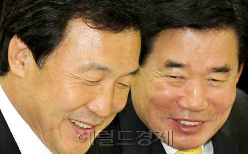 민주당 손학규(왼쪽) 대표와 김진표 원내대표가 26일 오전 영등포 당사에서 열린 확대간부회의에서 회의자료를 보며 활짝 웃고 있다.양동출dcyang@heraldm.com/110826/\r\n민주당 손학규(왼쪽) 대표와 김진표 원내대표가 26일 오전 영등포 당사에서 열린 확대간부회의에서 회의자료를 보며 활짝 웃고 있다.양동출dcyang@heraldm.com/110826/\r\n오세훈 서울시장의 조기 사퇴로 청와대와 한나라당이 곤혹스런 상황에 빠진 가운데, 26일 오전 당사에서 열린 민주당 확대간부회의에서 손학규(왼쪽) 대표와 김진표 원내대표가 회의자료를 보며 환히 웃고 있다.\r\n 양동출 기자/dcyang@heraldm.com