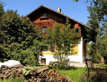 Outside view of the house in St. Peter am Hart, Upper Austria, taken on Thursday, Aug. 25, 2011, where police are investigating allegations that a man imprisoned his two mentally retarded daughters and sexually abused them for 41 years. (AP)