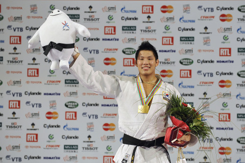 <YONHAP PHOTO-1008> (110826) -- PARIS, Aug. 26, 2011 (Xinhua) -- Jae-Bum Kim of South Korea poses with the medal during the awarding ceremony of men's 81kg catagory at the Judo World Championships in Paris, France, Aug. 25, 2011. Jae-Bum Kim defeated Srdjan Mrvaljevic of Montenegro to claim the champion of the event. (Xinhua/Laurent Zabulon)/2011-08-26 11:08:22/ <저작권자 ⓒ 1980-2011 ㈜연합뉴스. 무단 전재 재배포 금지.>\r\nKim Jae-bum poses with the medal during the awarding ceremony of men’s 81kg category at the Judo World Championships in Paris, France on Thursday.   Xinhua-Yonhap News
