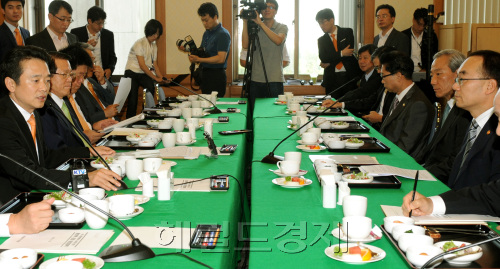 남경필(왼쪽) 국회 외교통상통일위원장이  26일 오전 국회 귀빈식당에서 열린 한미FTA여야정협의체 회의에서 모두발언을 하고 있다.양동출dcyang@heraldm.com/110826/