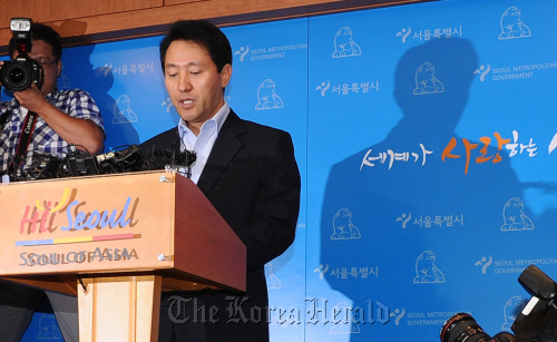 오세훈 서울시장이 26일 무상급식 주민투표 무산에 대한 책임을 지고 사퇴했다. 이날 시청에서 열린 사퇴회견장에서 오 시장이 회견문을 읽고 있다. <br />정희조 기자/checho@heraldm.com 110826\r\nOh Se-hoon