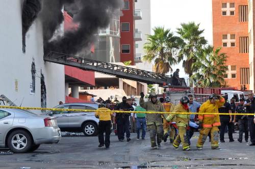 <YONHAP PHOTO-1022> Red Cross personnel take a body outside the Casino Royale in Monterrey, Mexico on August 25, 2011. 23 people were killed and 10 more were injured on Thursday as a result of an attack with at least an explosive device at the casino.Journalistic reports indicate that several casinos in Monterrey have been attacked --the last, last May-- because their owners have refused to pay extortion, another source of income for the drug traffickers.Nuevo Leon is one of the scenarios most affected by the clashes between drug traffickers and the security forces which have left a balance of more than 41,000 killed since December 2006, when the government launched a strategy to combat them with the participation of the army. AFP PHOTO/DARIO LEON /2011-08-26 11:14:46/ <저작권자 ⓒ 1980-2011 ㈜연합뉴스. 무단 전재 재배포 금지.>\r\nRed Cross personnel carry a body outside the Casino Royale in Monterrey, Mexico, Thursday.   AFP-Yonhap News