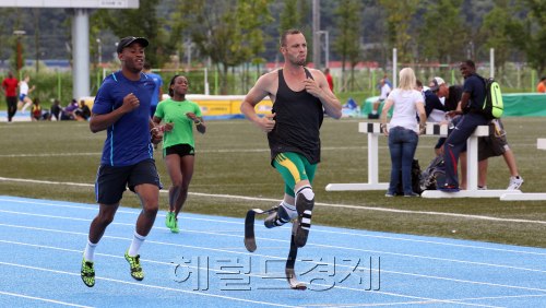 26일 오후 2011 대구세계육상선수권대회 개막을 하루 앞둔 가운데 대구시 동구 율하동 선수촌 훈련장에서 의족 스프린터 오스카 피스토리우스가  훈련을 하고 있다. 대구=박해묵 기자/mook@heraldm.com\r\n26일 오후 2011 대구세계육상선수권대회 개막을 하루 앞둔 가운데 대구시 동구 율하동 선수촌 훈련장에서 의족 스프린터 오스카 피스토리우스가  훈련을 하고 있다. 대구=박해묵 기자/mook@heraldm.com