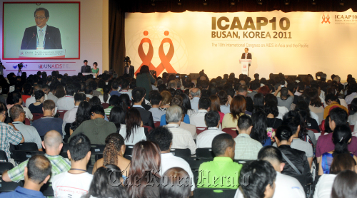 Cho Myung-hwan, who chairs the organizing committee of the 10th International Congress on AIDS in Asia and the Pacific, delivers a speech during the opening ceremony of the biennial forum at BEXCO in Busan on Friday. Park Hyun-koo/The Korea Herald