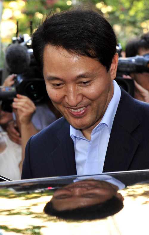서울시 무상급식 주민투표 결과에 책임지고 사퇴한 오세훈 서울 시장이 26일 서울시청에서 이임식을 마치고 웃으며 차에 오르고 있다.<br />김명섭 기자 msiron@\r\n서울시 무상급식 주민투표 결과에 책임지고 사퇴한 오세훈 서울 시장이 26일 서울시청에서 이임식을 마치고 웃으며 차에 오르고 있다.\n김명섭 기자 msiron@
