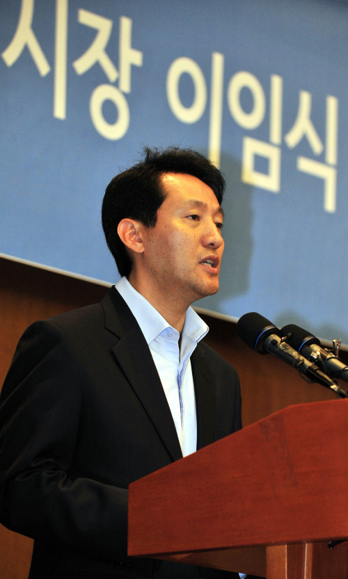 서울시 무상급식 주민투표 결과에 책임지고 사퇴한 오세훈 서울 시장이 26일 서울시청에서 열린 이임식에서 이임사를 하고 있다.<br />김명섭 기자 msiron@\r\n서울시 무상급식 주민투표 결과에 책임지고 사퇴한 오세훈 서울 시장이 26일 서울시청에서 열린 이임식에서 이임사를 하고 있다.\n김명섭 기자 msiron@