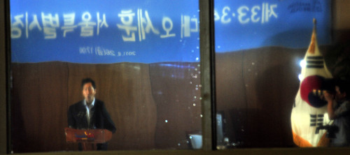서울시 무상급식 주민투표 결과에 책임지고 사퇴한 오세훈 서울 시장이 26일 서울시청에서 열린 이임식에서 이임사를 하고 있다. 사진은 유리에 반사된 모습.<br />김명섭 기자 msiron@\r\n서울시 무상급식 주민투표 결과에 책임지고 사퇴한 오세훈 서울 시장이 26일 서울시청에서 열린 이임식에서 이임사를 하고 있다. 사진은 유리에 반사된 모습.\n김명섭 기자 msiron@