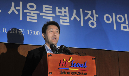 서울시 무상급식 주민투표 결과에 책임지고 사퇴한 오세훈 서울 시장이 26일 서울시청에서 열린 이임식에서 이임사를 하고 있다.<br />김명섭 기자 msiron@\r\n서울시 무상급식 주민투표 결과에 책임지고 사퇴한 오세훈 서울 시장이 26일 서울시청에서 열린 이임식에서 이임사를 하고 있다.\n김명섭 기자 msiron@