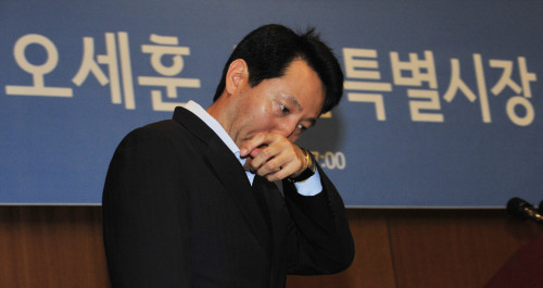 서울시 무상급식 주민투표 결과에 책임지고 사퇴한 오세훈 서울 시장이 26일 서울시청에서 열린 이임식에서 눈물을 감추고 있다.<br />김명섭 기자 msiron@\r\n서울시 무상급식 주민투표 결과에 책임지고 사퇴한 오세훈 서울 시장이 26일 서울시청에서 열린 이임식에서 눈물을 감추고 있다.\n김명섭 기자 msiron@