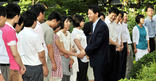 서울시 무상급식 주민투표 결과에 책임지고 사퇴한 오세훈 서울 시장이 26일 서울시청에서 열린 이임식에서 직원들과 인사를 하고 있다.<br />김명섭 기자 msiron@\r\n서울시 무상급식 주민투표 결과에 책임지고 사퇴한 오세훈 서울 시장이 26일 서울시청에서 열린 이임식에서 직원들과 인사를 하고 있다.\n김명섭 기자 msiron@