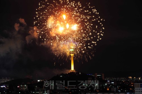 2011 대구세계육상선수권대회를 하루 앞 둔 26일 밤 대구 두류공원에서 전야제가 열린 가운데 두류타워 근처 화려한 불꽃 축제가 열리고 있다. 대구=박해묵 기자/mook@heraldm.com\r\n2011 대구세계육상선수권대회를 하루 앞 둔 26일 밤 대구 두류공원에서 전야제가 열린 가운데 두류타워 근처 화려한 불꽃 축제가 열리고 있다. 대구=박해묵 기자/mook@heraldm.com