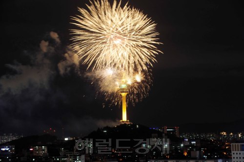 2011 대구세계육상선수권대회를 하루 앞 둔 26일 밤 대구 두류공원에서 전야제가 열린 가운데 두류타워 근처 화려한 불꽃 축제가 열리고 있다. 대구=박해묵 기자/mook@heraldm.com\r\n2011 대구세계육상선수권대회를 하루 앞 둔 26일 밤 대구 두류공원에서 전야제가 열린 가운데 두류타워 근처 화려한 불꽃 축제가 열리고 있다. 대구=박해묵 기자/mook@heraldm.com