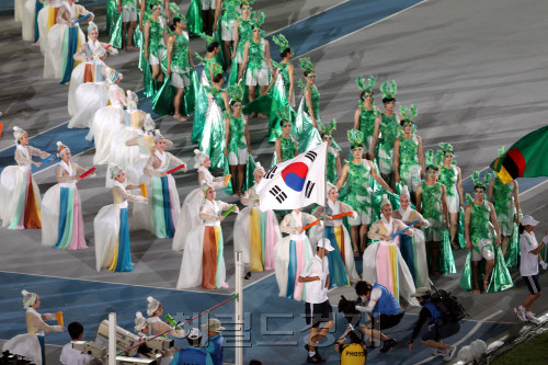 대구세계육상선수권대회 개막일인 27일 저녁 대구 수성구 대구스타디움에서 대구세계육상선수권대회 개막식이 성대하게 열리고 있다. 대구=박해묵 기자/mook@heraldm.com\r\n대구세계육상선수권대회 개막일인 27일 저녁 대구 수성구 대구스타디움에서 대구세계육상선수권대회 개막식이 성대하게 열리고 있다. 대구=박해묵 기자/mook@heraldm.com