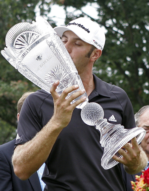 <YONHAP PHOTO-0258> Dustin Johnson kisses the championship trophy after winning The Barclays in the hurricane shortened golf tournament, Saturday, Aug. 27, 2011, in Edison, N.J. (AP Photo/Rich Schultz)/2011-08-28 06:30:43/ <저작권자 ⓒ 1980-2011 ㈜연합뉴스. 무단 전재 재배포 금지.>\r\nDustin Johnson kisses the winner’s trophy on Saturday. \n AP-Yonhap News