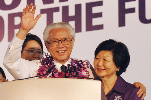 <YONHAP PHOTO-0657> (110828) -- SINGAPORE, Aug. 28, 2011 (Xinhua) -- Singapore's former deputy prime minister Tony Tan waves to his supporters at the Toa Payoh Stadium after being voted as the President of Singapore on Aug. 28, 2011. Tan won 35.19 percent of the votes cast in Singapore in the polls on Saturday, in the race of four contestants. Tony Tan will be sworn in as president on Sept. 1 for a term of six years. (Xinhua/Then Chih Wey)/2011-08-28 08:28:03/ <저작권자 ⓒ 1980-2011 ㈜연합뉴스. 무단 전재 재배포 금지.>\r\nSingapore’s newly elected President Tony Tan waves to his supporters on Sunday. Xinhua-Yonhap News