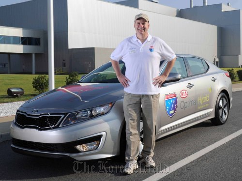 Driver Wayne Gerdes will try to set a new Guinness World Record for the best mileage car by driving Kia Optima hybrid through the United States.  Kia