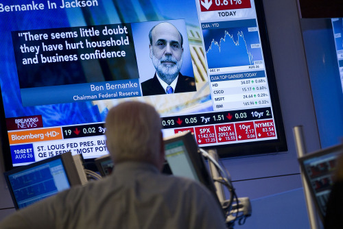 <YONHAP PHOTO-0021> A trader looks up at monitor after Federal Reserve Chairman Ben Bernanke's speech concludes on the floor of the New York Stock Exchange on Friday, Aug. 26, 2011, in New York. (AP Photo/Jin Lee)/2011-08-27 00:20:34/ <저작권자 ⓒ 1980-2011 ㈜연합뉴스. 무단 전재 재배포 금지.>\r\nA trader looks at a monitor after Federal Reserve Chairman Ben Bernanke’s speech concludes on the floor of the New York Stock Exchange on Friday.  AP-Yonhap News