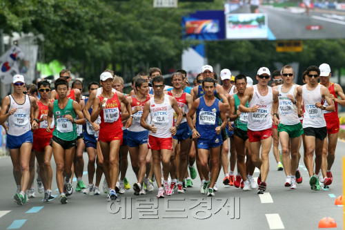 28일 대구 국채보상운동기념공원을 시작해 한일극장, 공평네거리를 돌아 출발점으로 왕복 10바퀴를 도는 코스에서 열린 경보 남자 20km 경기에서 선수들이 레이스를 펼치고 있다. 대구=박해묵 기자/mook@heraldm.com\r\n28일 대구 국채보상운동기념공원을 시작해 한일극장, 공평네거리를 돌아 출발점으로 왕복 10바퀴를 도는 코스에서 열린 경보 남자 20km 경기에서 선수들이 레이스를 펼치고 있다. 대구=박해묵 기자/mook@heraldm.com