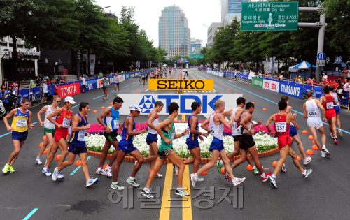 28일 대구 국채보상운동기념공원을 시작해 한일극장, 공평네거리를 돌아 출발점으로 왕복 10바퀴를 도는 코스에서 열린 경보 남자 20km 경기에서 선수들이 레이스를 펼치고 있다. 대구=박해묵 기자/mook@heraldm.com\r\n28일 대구 국채보상운동기념공원을 시작해 한일극장, 공평네거리를 돌아 출발점으로 왕복 10바퀴를 도는 코스에서 열린 경보 남자 20km 경기에서 선수들이 레이스를 펼치고 있다. 대구=박해묵 기자/mook@heraldm.com