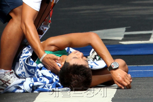 김현섭이 28일 대구 국채보상운동기념공원을 시작해 한일극장, 공평네거리를 돌아 출발점으로 왕복 10바퀴를 도는 코스에서 열린 경보 남자 20km 경기에서 6위로 결승점을 통과하며 쓰러져 있다. 대구=박해묵 기자/mook@heraldm.com\r\n김현섭이 28일 대구 국채보상운동기념공원을 시작해 한일극장, 공평네거리를 돌아 출발점으로 왕복 10바퀴를 도는 코스에서 열린 경보 남자 20km 경기에서 6위로 결승점을 통과하며 쓰러져 있다. 대구=박해묵 기자/mook@heraldm.com