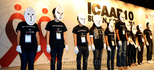 Young people with HIV call for more attention to their human rights during a plenary session of The 10th International Congress on AIDS in Asia and the Pacific at BEXCO in Busan on Saturday.  Park Hyun-koo/The Korea Herald