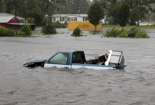 Floodwaters surround this pickup truck Saturday in New Bern, N.C. (AP-Yonhap News)