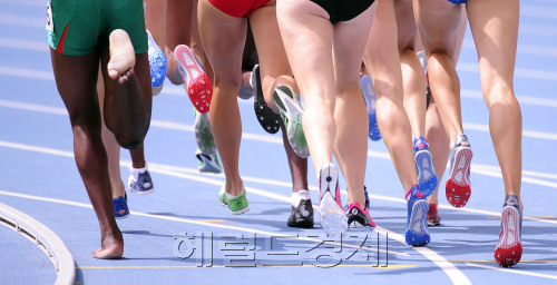 28일 오전 대구스타디움에서 열린 2011 대구세계육상선수권대회 여자 1500m 1라운드에서 최첨단의 운동화를 신고 뛰는 다른 선수들과 달리 짐바브웨의 탄디웨 느야티 선수(맨왼쪽)는 맨발로 역주하고 있다. 대구=박해묵 기자/mook@heraldm.com\r\n28일 오전 대구스타디움에서 열린 2011 대구세계육상선수권대회 여자 1500m 1라운드에서 최첨단의 운동화를 신고 뛰는 다른 선수들과 달리 짐바브웨의 탄디웨 느야티 선수(맨왼쪽)는 맨발로 역주하고 있다. 대구=박해묵 기자/mook@heraldm.com