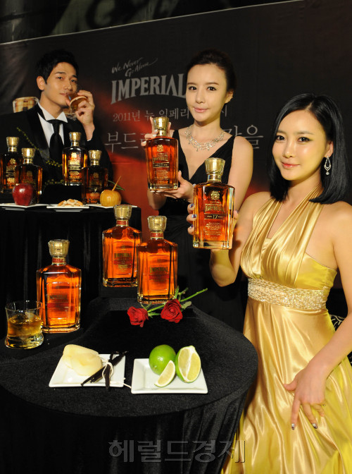 28일 광화문 가든플레이스 BAR153라운지 바에서 대한민국 대표 위스키 임페리얼릐 리뉴얼 제품을 출시했다. 이번에 새롭게 선보이는 12*17 리뉴얼은 국내 위스키 음용자가 가장 중요하게 생각하는 맛과 향의 부드러움을 한층 강화시킨석이 특징이다.<br />이상섭 기자 babtong@heraldm.com 2011.08.28\r\n28일 광화문 가든플레이스 BAR153라운지 바에서 대한민국 대표 위스키 임페리얼릐 리뉴얼 제품을 출시했다. 이번에 새롭게 선보이는 12*17 리뉴얼은 국내 위스키 음용자가 가장 중요하게 생각하는 맛과 향의 부드러움을 한층 강화시킨석이 특징이다.\n이상섭 기자 babtong@heraldm.com 2011.08.28