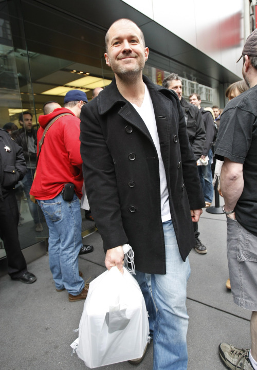 <YONHAP PHOTO-2334> FILE - In this April 3, 2010 file photo, Jonathan Ive, Apple senior vice president of industrial design, smiles as he leaves an Apple store on the first day of Apple iPad sales in San Francisco. Apple CEO Steve Jobs may be the company's most recognizable personality, but much of its cachet comes from its clean, friendly-looking designs _ the product of its head designer, Jonathan Ive. (AP Photo/Paul Sakuma, File)/2011-08-26 23:08:55/ <저작권자 ⓒ 1980-2011 ㈜연합뉴스. 무단 전재 재배포 금지.>\r\nJonathan Ive of Apple Inc. smiles as he leaves an Apple store in San Francisco in April 2010.  AP-Yonhap News\r\nJonathan Ive of Apple Inc. smiles as he leaves an Apple store in San Francisco in April 2010.  AP-Yonhap News