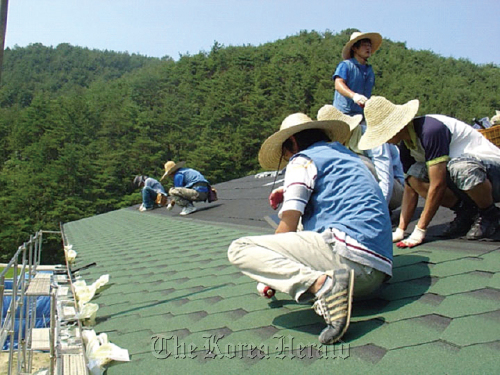 BAT Korea employees help build a house for low-income families in North Gyeongsang Province.  BAT Korea