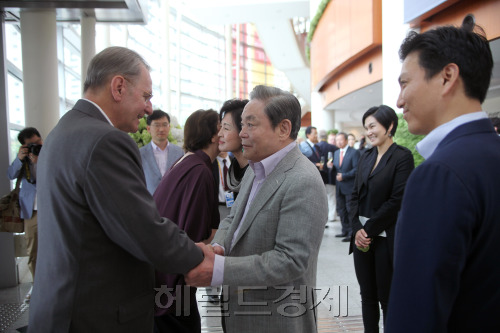 이건희(가운데) IOC 위원과 홍라희 리움미술관장이 28일 대구 오페라하우스에서 열린 IOC 위원 초청 오찬에 앞서 자크 로게 IOC 위원장 내외를 영접하고 있다. 국내외 스포츠 인사가 참석한 이날 오찬 행사는 한국 IOC 위원으로서 우리나라를 방문한 IOC 위원들을 환영하고, 2018년 평창올림픽 준비에도 많은 관심을 가져 달라는 당부의 자리로 마련됐다.