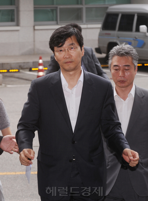 서울시교육청에서 곽노현 서울시교육감이 지난 6.2지방선거때 후보단일화를 조건으로 금품거래 의혹에 대해 박명기 교수에게 선의로 2억원을 줬다고 기자회견을 한 곽노현 서울시 교육감이 29일 오전 평상시보다 늦은 9시 20분쯤 교육청으로 출근을 하고 있다.<br />이상섭 기자 babtong@heraldm.com 2011.08.29