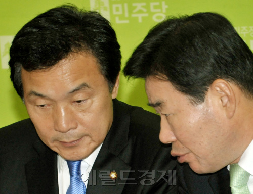 민주당 손학규 (왼쪽) 대표와 김진표 원내대표가 29일 오전 국회에서 열린 최고위원회의에서 의견을 나누고 있다.양동출dcyang@heraldm.com/110829/\r\n민주당 손학규 (왼쪽) 대표와 김진표 원내대표가 29일 오전 국회에서 열린 최고위원회의에서 의견을 나누고 있다.양동출dcyang@heraldm.com/110829/\r\n민주당 손학규 (왼쪽) 대표와 김진표 원내대표가 29일 오전 국회에서 열린 최고위원회의에서 의견을 나누고 있다.양동출dcyang@heraldm.com/110829/\r\n서울시 무상급식 주민투표 승리와 오세훈 서울시장 사퇴로 분위기가 한껏 고조됐던 민주당은 곽노현 서울시 교육감의 돈거래 사실이 드러나자 분위기가 뒤숭숭해졌다. 29일 국회에서 열린 최고위원회의에서 손학규(왼쪽) 대표와 김진표 원내대표가 침통한 표정으로 의견을 나누고 있다.  양동출 기자/dcyang@