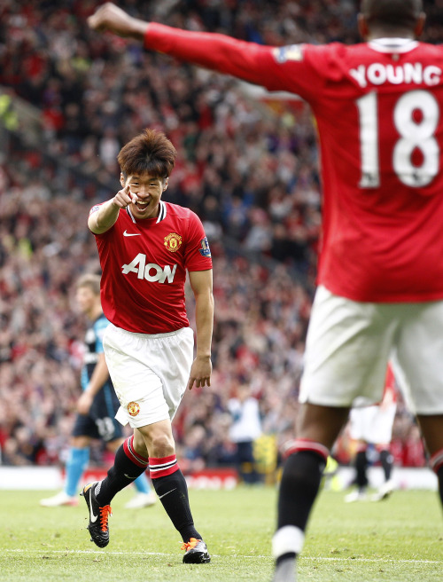 <YONHAP PHOTO-0104> Manchester United's Ji-Sung Park celebrates with team mate Ashley Young after scoring a goal against Arsenal during their English Premier League soccer match at Old Trafford, Manchester, England, Sunday Aug. 28, 2011. (AP Photo/Jon Super)/2011-08-29 02:13:04/ <저작권자 ⓒ 1980-2011 ㈜연합뉴스. 무단 전재 재배포 금지.>\r\nManchester United’s Park Ji-sung celebrates his goal against Arsenal.  AP-Yonhap News
