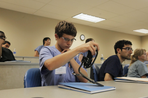 <YONHAP PHOTO-1461> In this Aug. 2, 2011 photo, Noah Egler, 13, of Bourbonnais, Ill., studies a prosthetic foot during a workshop on electronic prosthetics at the Indiana University Northwest medical school in Gary, Ind. Because of his love for science and electronics, Egler was invited by the director to participate in the summer program. (AP Photo/M. Spencer Green)/2011-08-27 22:43:10/ <저작권자 ⓒ 1980-2011 ㈜연합뉴스. 무단 전재 재배포 금지.>\r\nNoah Egler, 13, of Bourbonnais, Illinois, studies a prosthetic foot during a workshop on electronic prosthetics at the Indiana University Northwest medical school in Gary, Indiana.  AP-Yonhap News