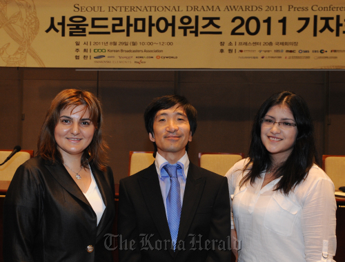 서울드라마어워즈 2011 기자회견.<br />이상섭 기자 babtong@heraldm.com 2011.08.29\r\nFrom left to right: RKIA president Daniela Predut, Korean Connection president Maxime Paquet, M Town in Peru’s Korea-based liaison head Miluska Cabrera attend the Seoul International Drama Awards 2011 press conference.   Lee Sang-sub/The Korea Herald