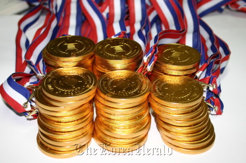 A golden key and gold medal
