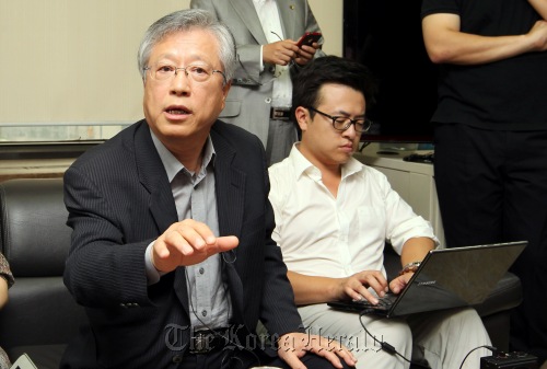 KT chairman Lee Suk-chae (left) meets the press on Monday.  Yonhap News