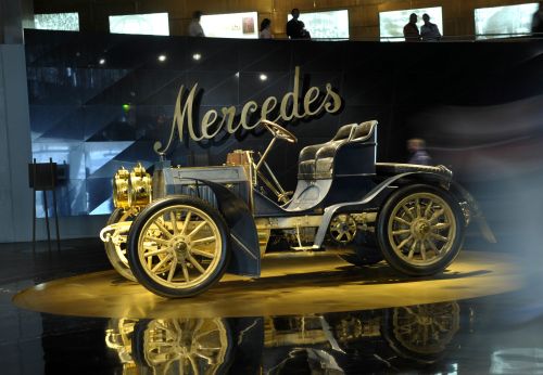 <YONHAP PHOTO-0005> TO GO WITH AFP STORY BY Estelle PEARD The Mercedes Simplex from 1902 is exhibited at the Mercedes-Benz Museum in Stuttgart, southern Germany, on July 27, 2011. Germany is celebrating this year the birth of the automobile, with a patent applied for by Carl Benz 125 years ago in Mannheim, western Germany, for a motorized tricycle, in hopes of drawing tourists smitten by cars. For the 125th anniversary of the automotive history, the Daimler art collection will be on show at the Mercedes-Benz Museum in Stuttgart for the first time. AFP PHOTO/ THOMAS KIENZLE /2011-08-29 00:26:27/ <저작권자 ⓒ 1980-2011 ㈜연합뉴스. 무단 전재 재배포 금지.>\r\nThe Mercedes Simplex from 1902 is exhibited at the Mercedes-Benz Museum in Stuttgart on July 27.  AFP-Yonhap News
