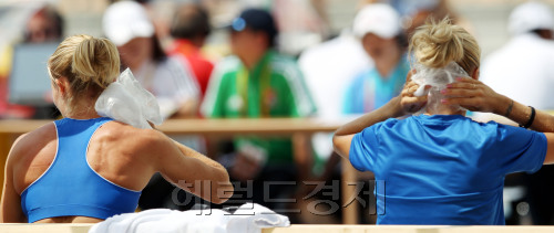 '2011대구세계육상선수권대회' 3일째인 29일 대구 스타디움에서 여자 7종 경기에 참가 선수들이 얼음으로 더위를 식히고 있다.