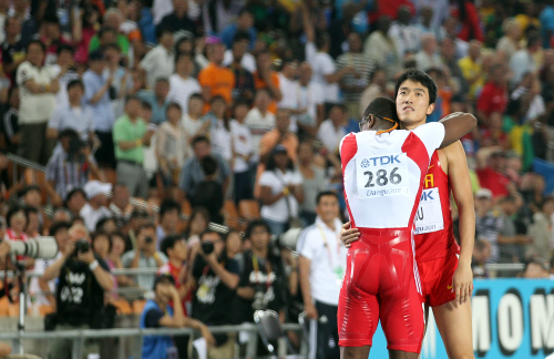 Dayron Robles (left) and Liu Xiang hug each other. (Yonhap News)