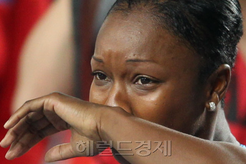 29일 오후 대구스타디움에서 열린 '2011대구세계육상선수권대회' 여자 100m결승에서 미국 카멜리타 지터가 우승을 하고 울먹이고 있다.\r\n29일 오후 대구스타디움에서 열린 '2011대구세계육상선수권대회' 여자 100m결승에서 미국 카멜리타 지터가 우승을 하고 울먹이고 있다.\r\n29일 오후 대구스타디움에서 열린 '2011대구세계육상선수권대회' 여자 100m결승에서 미국 카멜리타 지터가 우승을 하고 울먹이고 있다.