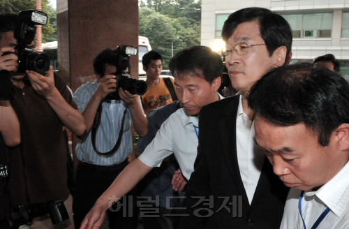 30일 곽노현 서울시교육감이 9시경 교육청으로 출근을 하고 있다. 곽교육감은 박명기후보에게 돈을 준 사실로 사퇴압력에 직면해있다.<br />정희조 기자/checho@heraldm.com 110830\r\n검찰 수사와 정치권의 퇴진 압력이 심화되는 가운데 30일 곽노현 서울시교육감이 착잡한 표정으로 출근하고 있다. 정희조 기자/checho@heraldm.com