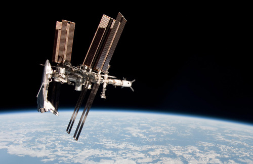 <YONHAP PHOTO-0337> FILE - This May 23, 2011 photo made by Expedition 27 crew member Paolo Nespoli from the Soyuz TMA-20 following its undocking and released by NASA shows the International Space Station and the docked space shuttle Endeavour, left. Astronauts may need to temporarily abandon the International Space Station this fall if last week's Russian launch accident prevents new crews from flying, a NASA official said Monday, Aug. 29, 2011. If Russia's essential Soyuz rockets remain grounded beyond mid-November, there will be no way to launch any more astronauts before the current residents are supposed to leave, said NASA's space station program manager, Mike Suffredini. A space station supply ship was destroyed last week following liftoff from Kazakhstan. (AP Photo/NASA, Paolo Nespoli)/2011-08-30 05:32:44/ <저작권자 ⓒ 1980-2011 ㈜연합뉴스. 무단 전재 재배포 금지.>\r\nSpace shuttle Endeavour is docked at the International Space Station on March 23. AP-Yonhap News