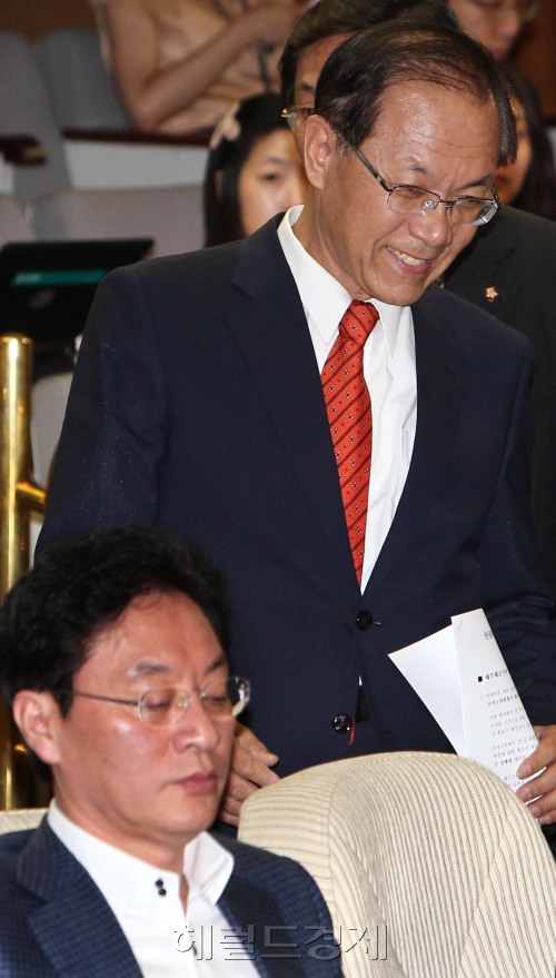 한나라당 황우여(오른쪽) 원내대표가 30일 국회 원내대책회의장으로 들어서며 참석자들과 인사를 나누고 있다.<br />양동출기자/dcyang@heraldm.com 110830\r\n한나라당 황우여(오른쪽) 원내대표가 30일 국회 원내대책회의장으로 들어서며 참석자들과 인사를 나누고 있다.\n양동출기자/dcyang@heraldm.com 110830\r\n30일 국회에서 열린 한나라당 원내대책회의에 앞서 황우여 원내 대표가 참석자들에게 인사하고 있다. 곽노현 서울시 교육감이 거액을 건넨 증거들이 나와 분위기는 좋아졌지만 정두언 여의도연구소장의 표정은 무덤덤하다.  양동출 기자/dcyang@