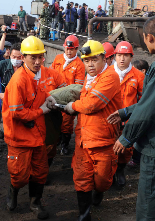 <YONHAP PHOTO-0882> In this photo released by China's Xinhua News Agency, rescuers carry a miner out of a flooded mine in Qitaihe, northeastern China, Tuesday, Aug. 30, 2011. Twenty-six Chinese coal miners were trapped Aug. 23 when workers broke through into an adjacent flooded pit. Twenty-two miners were rescued Tuesday from their flooded pit after being trapped underground for a week. Xinhua said three miners were rescued Saturday and that one body has been recovered. (AP Photo/Wang Song) NO SALES/2011-08-30 11:37:27/ <저작권자 ⓒ 1980-2011 ㈜연합뉴스. 무단 전재 재배포 금지.>\r\nRescuers carry a miner in China on Tuesday. AP-Yonhap News
