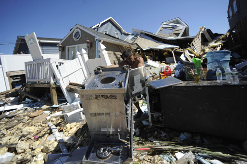 <YONHAP PHOTO-0257> Richard Filipelli removes his grill from his home along the beach in the aftermath of Tropical Storm Irene, in East Haven, Conn., Monday, Aug. 29, 2011. (AP Photo/Jessica Hill)/2011-08-30 05:14:48/ <저작권자 ⓒ 1980-2011 ㈜연합뉴스. 무단 전재 재배포 금지.>\r\nA man removes his grill from his devastated home in Conneticut on Monday in the aftermath of Tropical Storm Irene. AP-Yonhap News